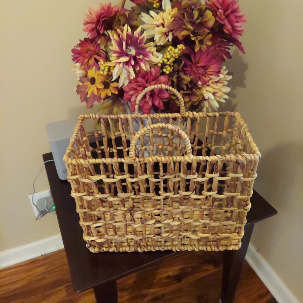 Woven Wicker 2 handle floor magazine rack/basket VINTAGE EUC!